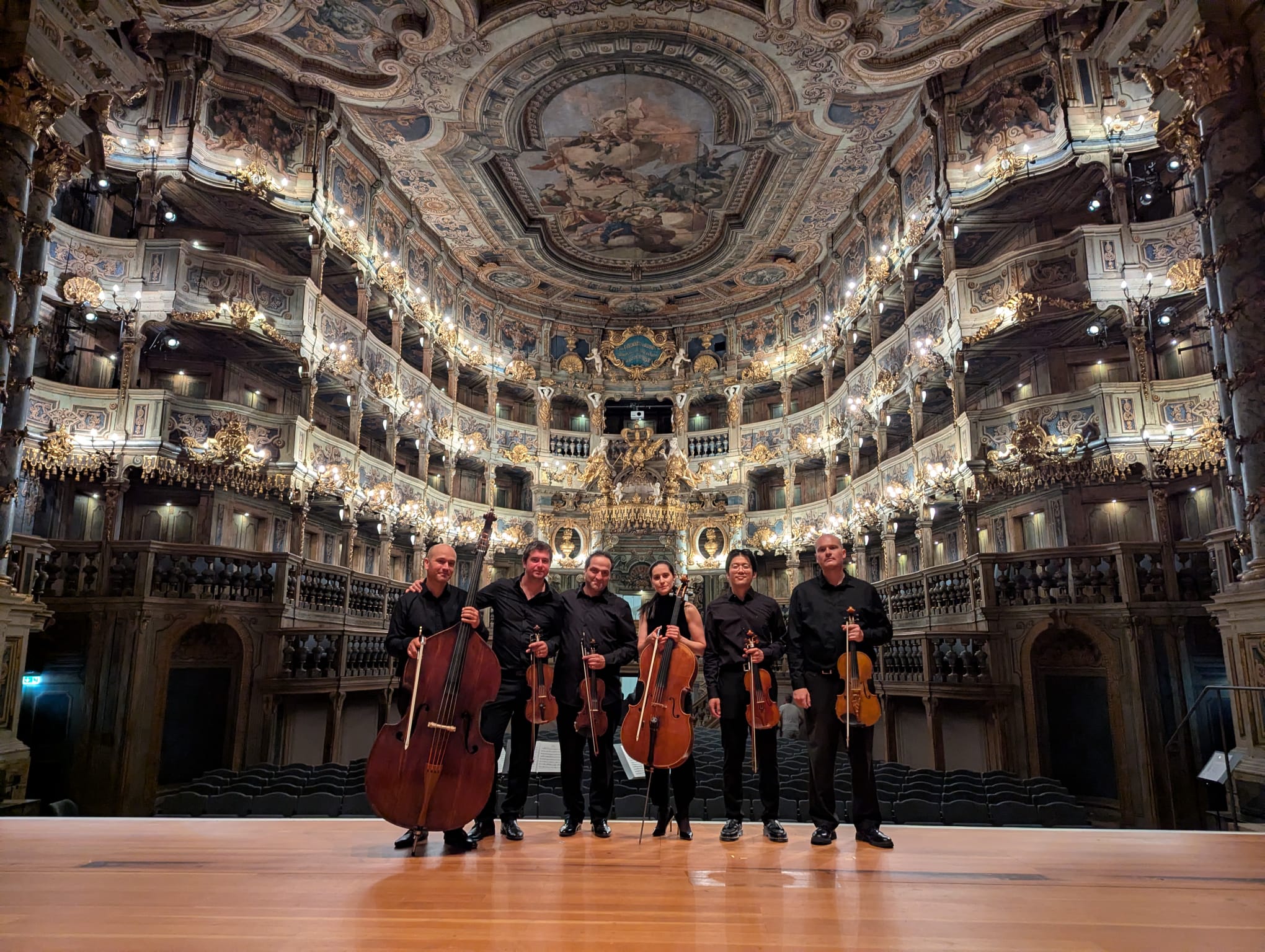 Die Musikerinnen und Musiker des Hamburg Stage Ensemble